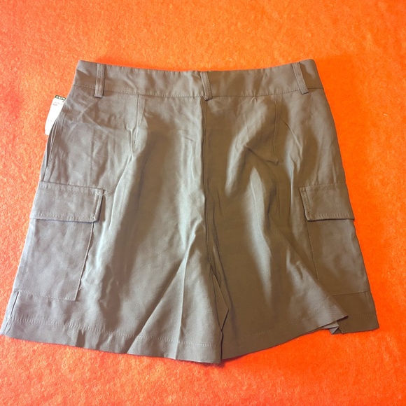 Khaki green flowy cargo short made in Italy NWT - Picture 8 of 11